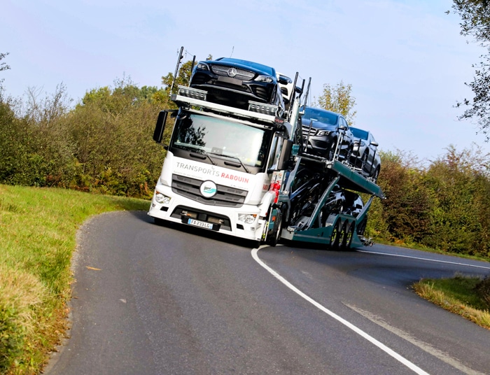 Camion de transport avec 10 voitures