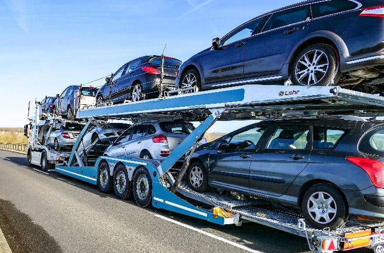 Camion de transport avec 10 voitures