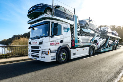 Comment transporter un objet qui dépasse de votre voiture ?