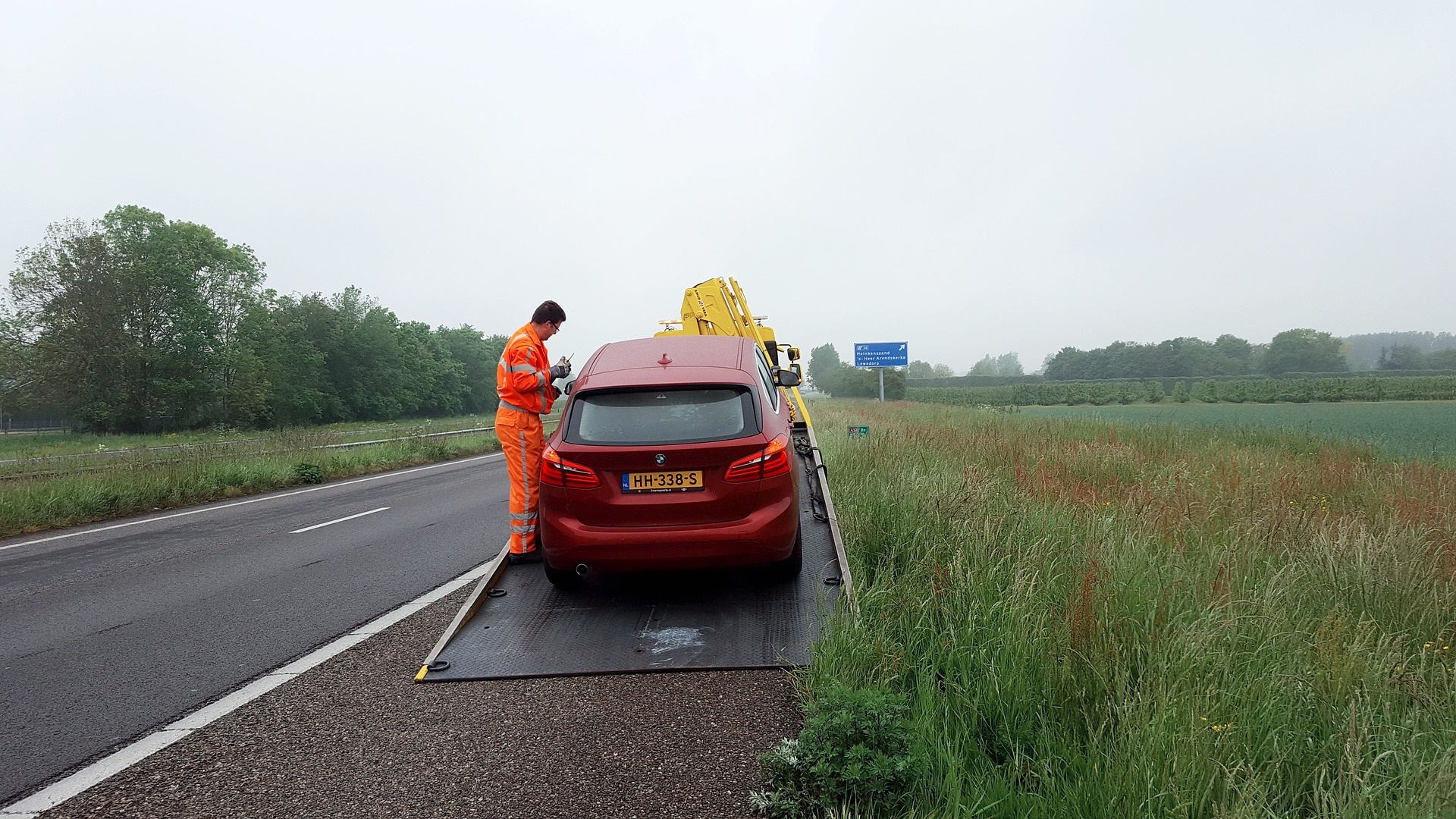 Comment remorquer une voiture avec une barre de remorquage? 